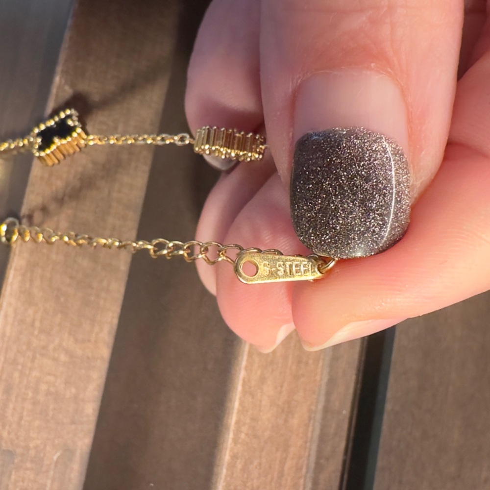 Step out in style with this timeless Clover & Flower triple set. - Picture 14 of 16